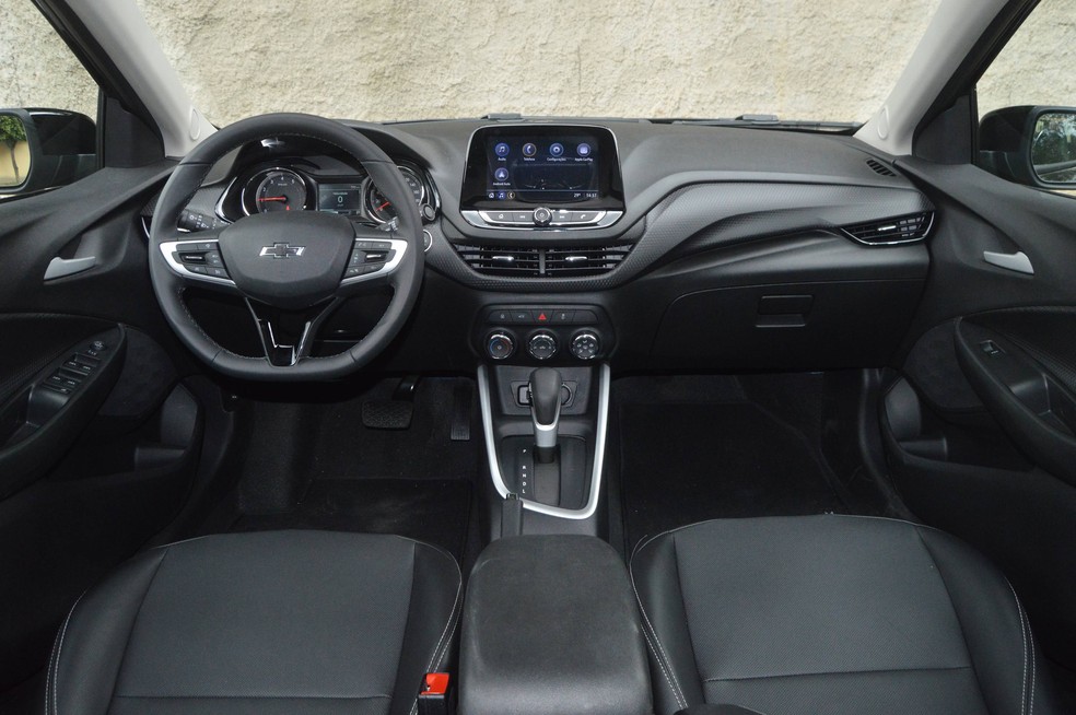 Chevrolet Onix Plus Midnight também veste o preto no interior, já o Premier tem bancos bicolores — Foto: André Schaun 