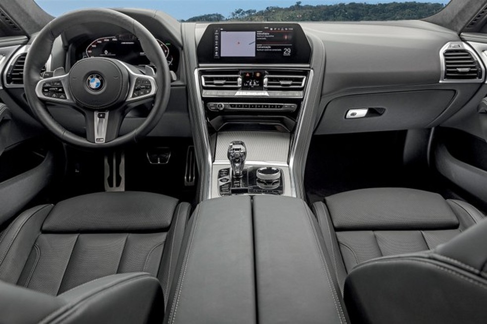 Painel é marcado por duas grandes telas e acabamento luxuoso (Foto: Christian Castanho) — Foto: Auto Esporte