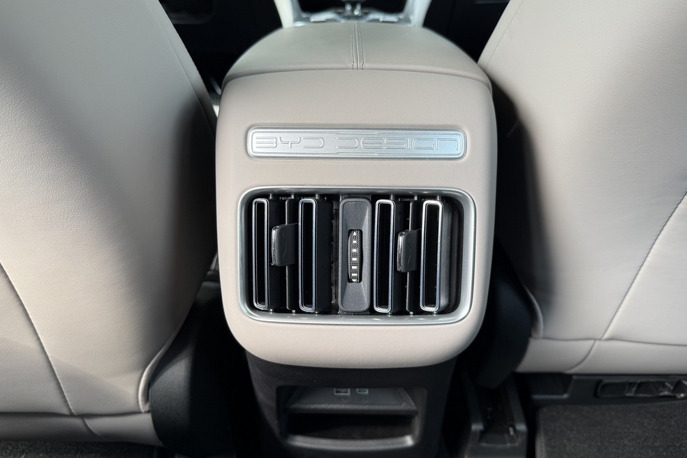 Algumas sacadas interessantes podem ajudar a resfriar a cabine caso seu carro não tenha saídas traseiras de ventilação — Foto: Cauê Lira/Auto News Brasil