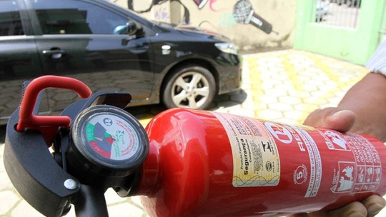 Extintor de incêndio no carro ainda é obrigatório? Saiba como usar 