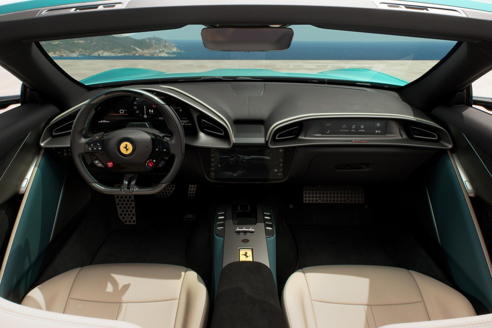 Ferrari Amalfi Spider tem cockpit personalizado, com Alcântara e fibra de carbono  — Foto: Divulgação