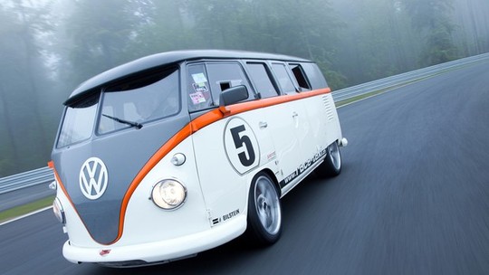 Volkswagen Kombi ganha motor Porsche de 530 cv