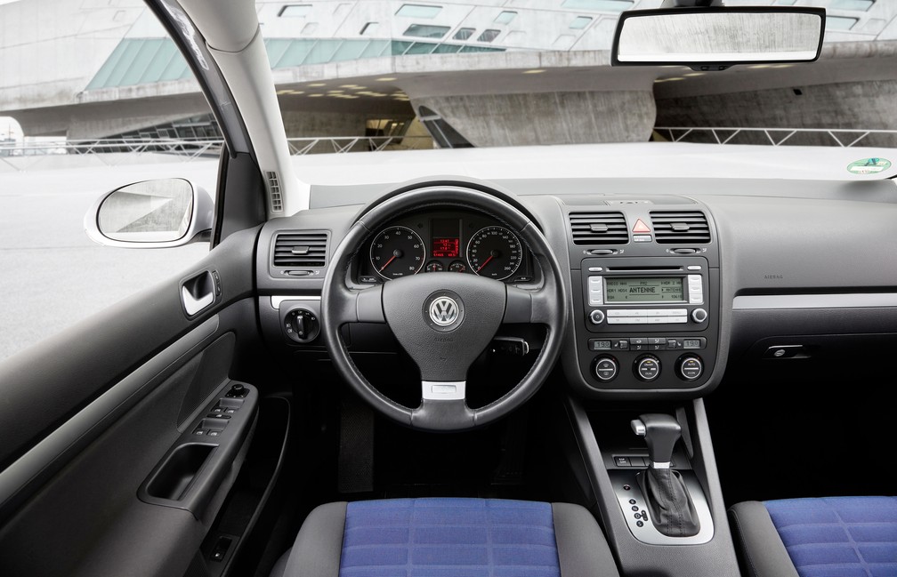 Interior do Volkswagen Golf geração 5 — Foto: Divulgação