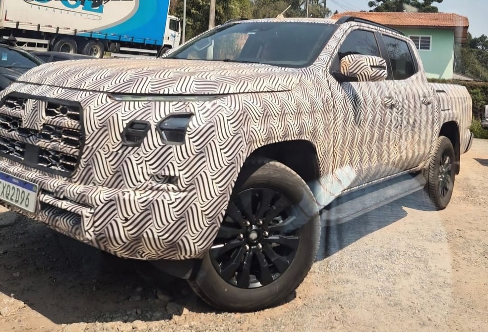 Mitsubishi L200 Triton - picape foi flagrada no interior de São Paulo, mas produção acontece na fábrica em Catalão (GO) — Foto: João Morizzo/@bfmsoficial