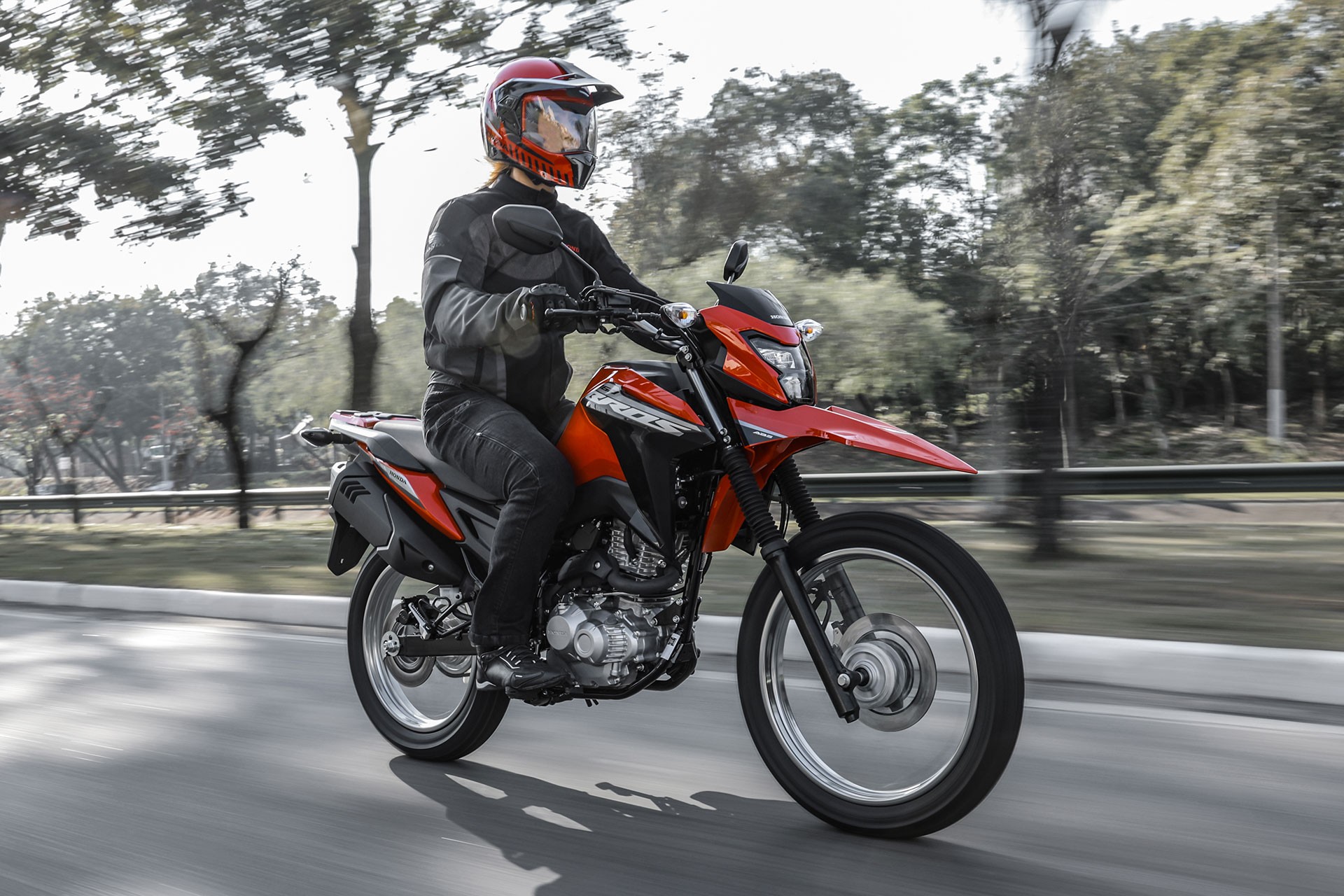 Honda NXR 160 Bros 2025 traz ABS e nova suspensão; veja os preços