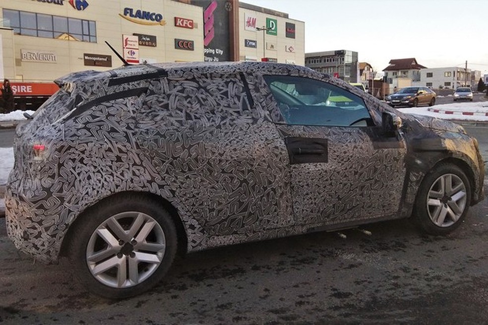Novo Sandero foi clicado pelo pessoal do site romeno Playtech (Foto: Playtech/Reprodução) — Foto: Auto Esporte