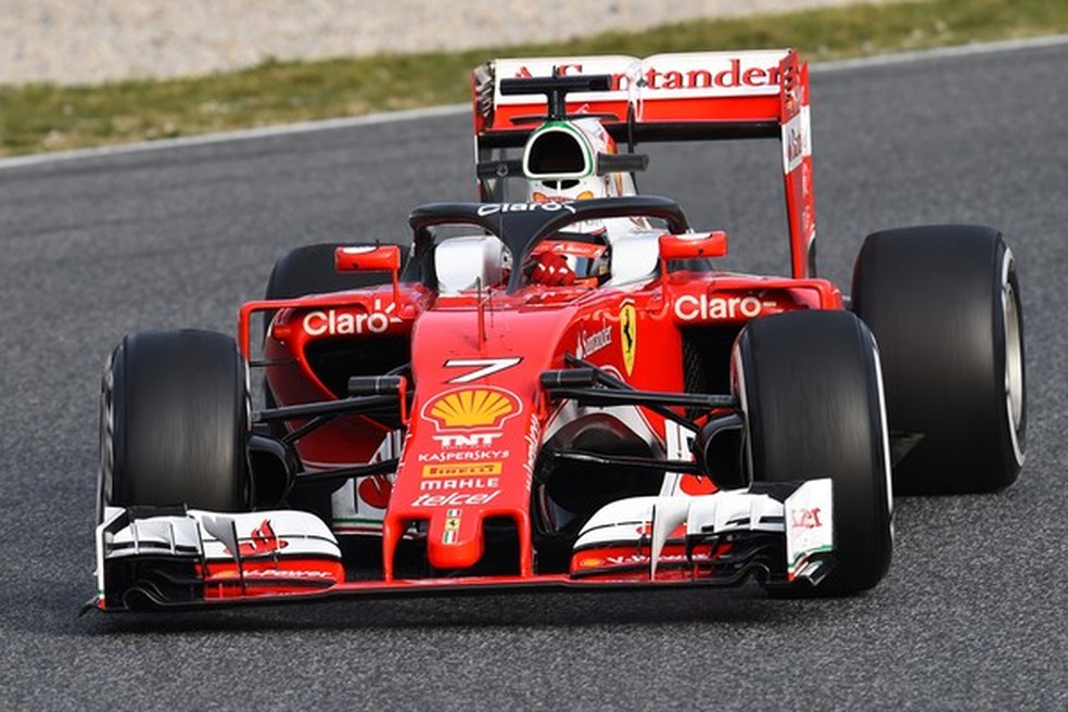 Kimi Raikkonen testa o halo de proteção na pré-temporada da Fórmula 1 em Barcelona (Foto: Getty Images) — Foto: Auto Esporte