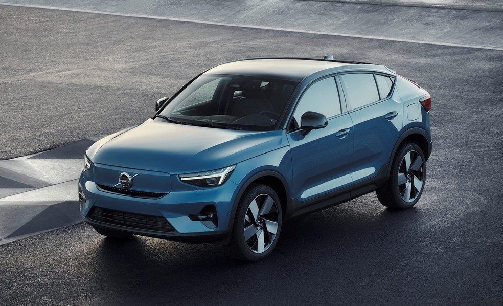 Os faróis do C40 também são ligeiramente diferentes frente aos do XC40 elétrico "convencional" — Foto: Divulgação