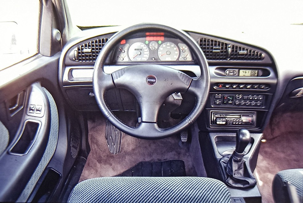O painel do Tempra Turbo é inteiramente novo e um dos mais completos do mercado nacional — Foto: Foto: Ricardo Novelli /Autoesporte/Acervo MIAU