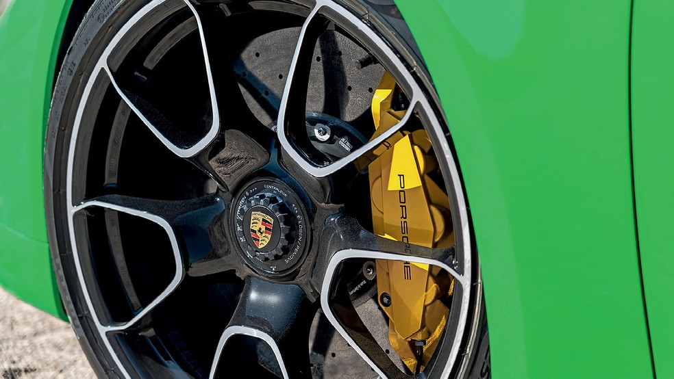 As rodas têm diferentes diâmetros: 20" na dianteira e 21" na traseira. Os pneus são Pirelli PZero 255/35 na frente e 315/30 atrás — Foto: Divulgação