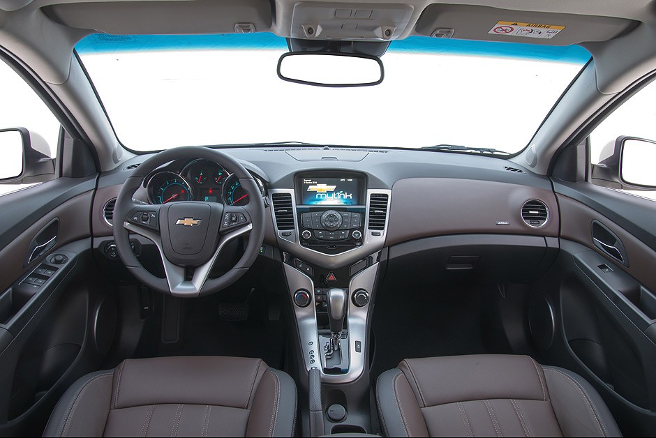 Interior renovado da linha Cruze 2015