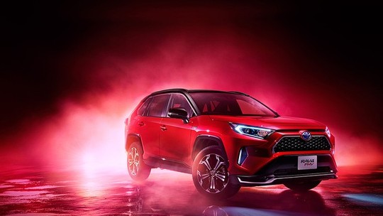 Toyota lança RAV4 híbrido que pode transferir energia elétrica para sua casa