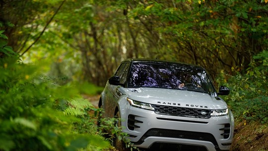 Land Rover Evoque e Discovery Sport 2021 têm novo multimídia com função "capô transparente"