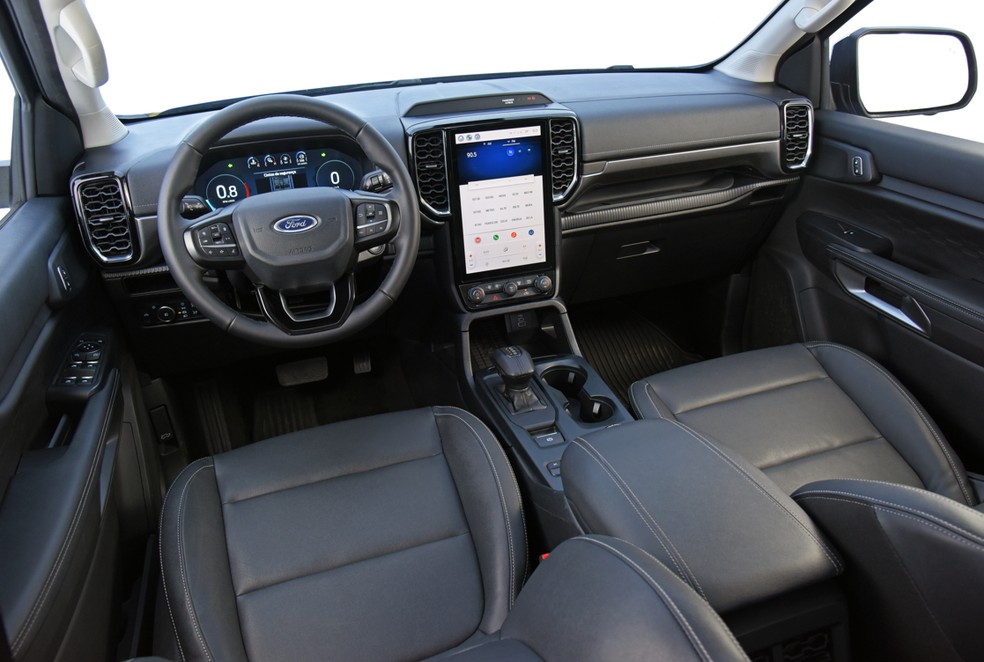 Interior da Ford Ranger 2024 se distancia de outras picapes médias — Foto: Murilo Góes/Autoesporte