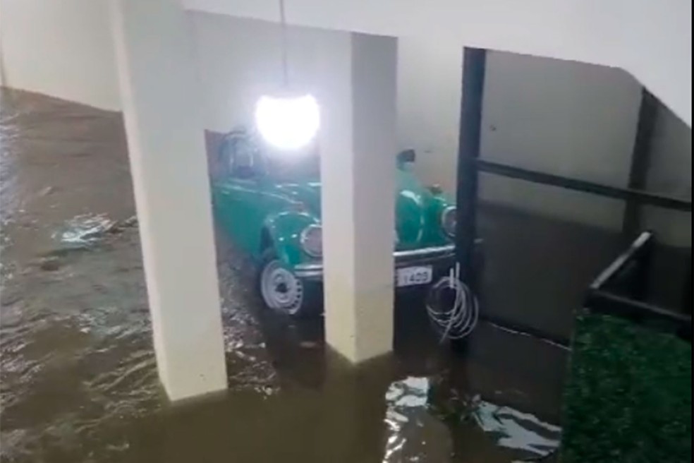 Fusca ficou preso dentro da loja ao colidir com pilar — Foto: Reprodução/Arquivo Pessoal