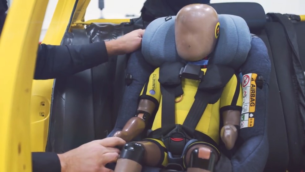Cadeirinha com airbag faz teste com boneco — Foto: Maxi-Cosi/Divulgação