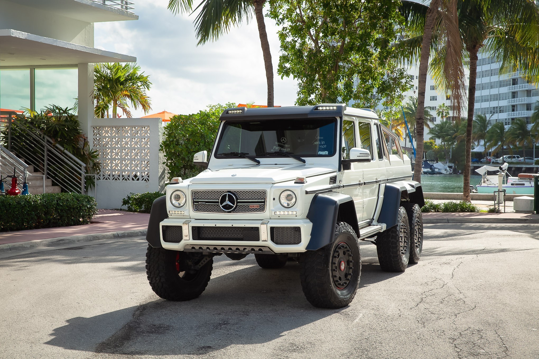 Mercedes G 63 tem seis rodas e muito luxo, mas quase ninguém quer