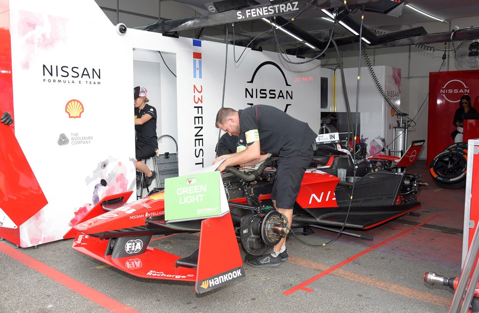 Estrutura dos boxes é bem mais modesta na Fórmula E — Foto: Divulgação Nissan/Murilo Góes