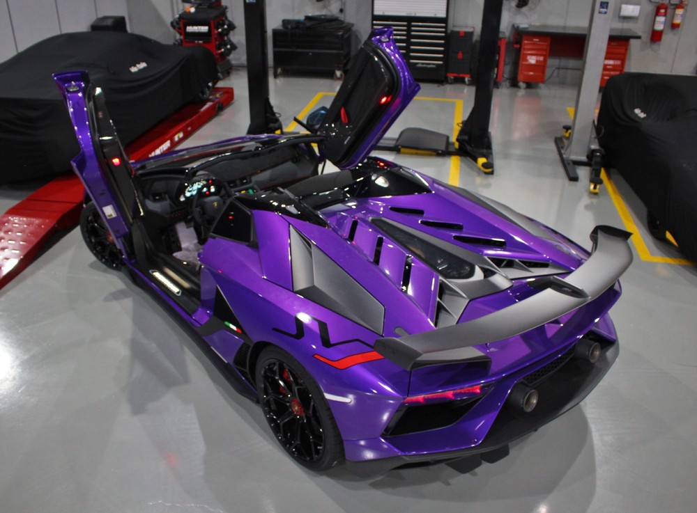 Aventador SVJ Roadster roxa chega ao Brasil por R 8,2 milhões
