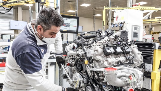 Motor do Maserati MC20 é montado em laboratório e leva três dias para ficar pronto