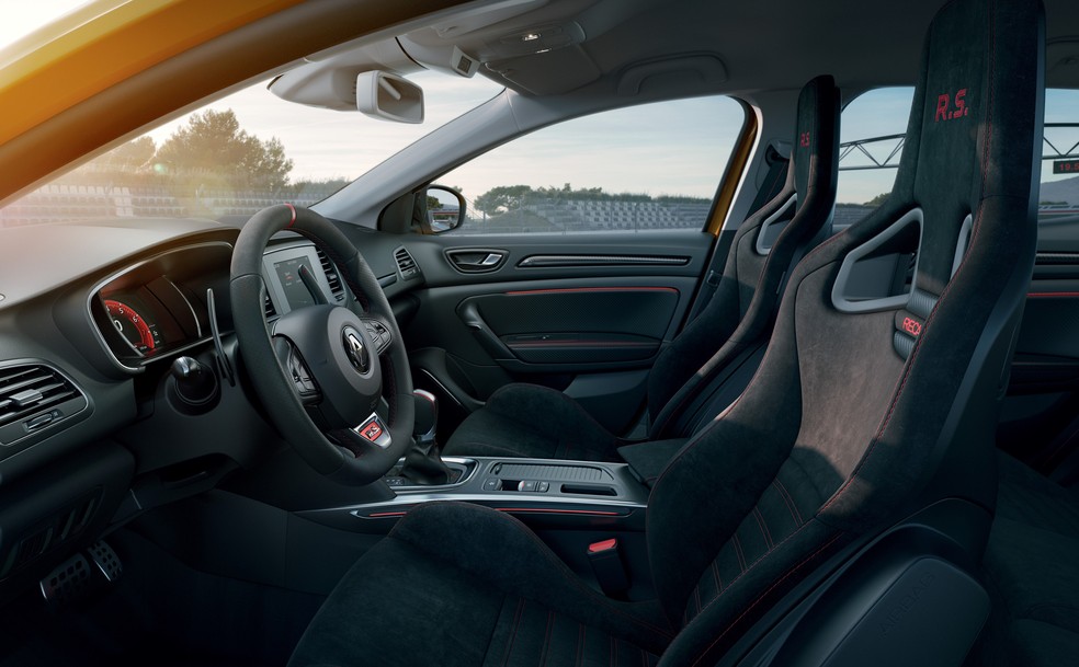 O Trophy tem interior esportivo com bancos em formato de concha e detalhes vermelhos (Foto: Divulgação) — Foto: Auto Esporte