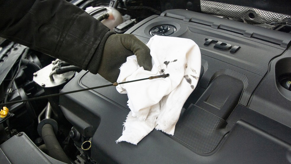Checar sempre o nível do óleo é importante para evitar desgaste no motor — Foto: Pixaay
