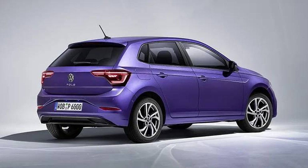 Traseira do VW Polo 2022 se destaca pelas lanternas que avançam pelo porta-malas igual ao Golf 8 — Foto: Reprodução/Internet