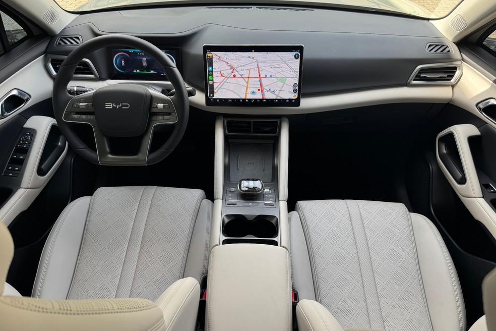 BYD Yuan Pro tem manopla de câmbio que imita formato de diamantes — Foto: Vitória Drehmer/Auto News Brasil