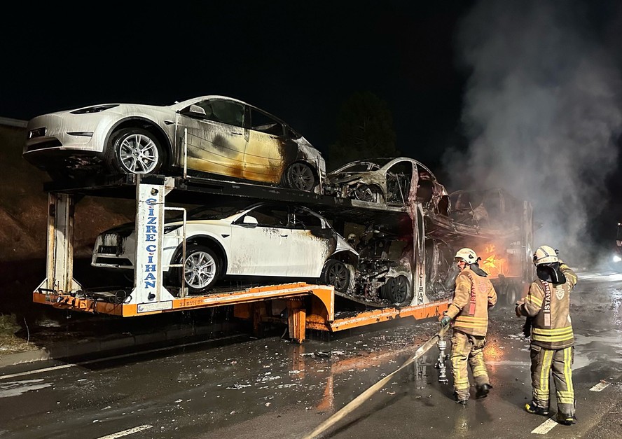 Carros elétricos pegam foto durante transporte