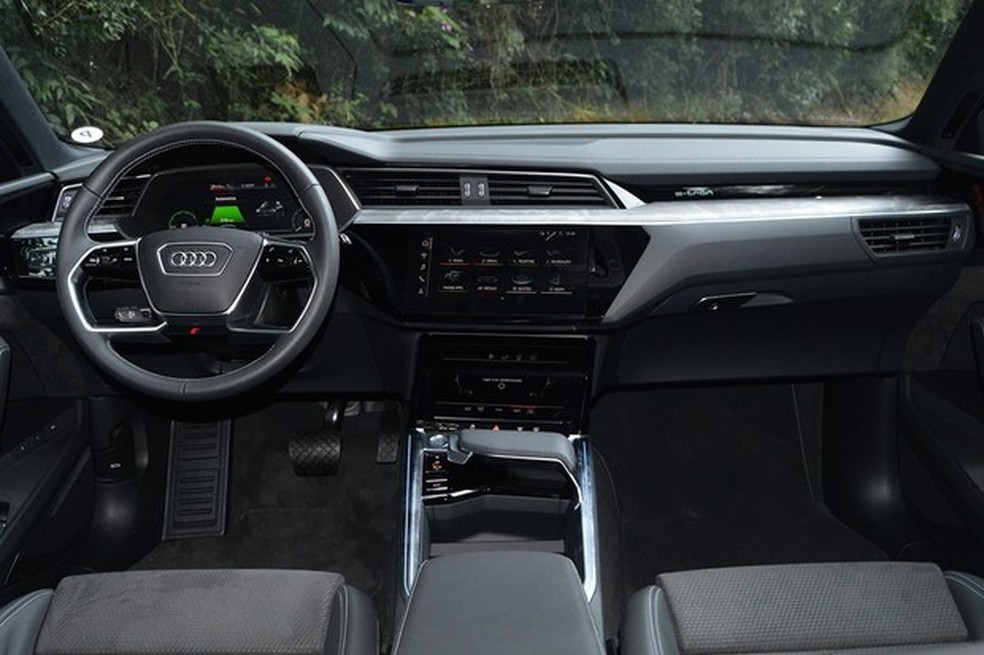 Interior traz materiais refiados, como couro alcântara (Foto: André Schaun/Auto News Brasil ) — Foto: Auto Esporte