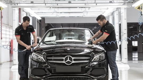 Mercedes encerra produção de automóveis no Brasil
