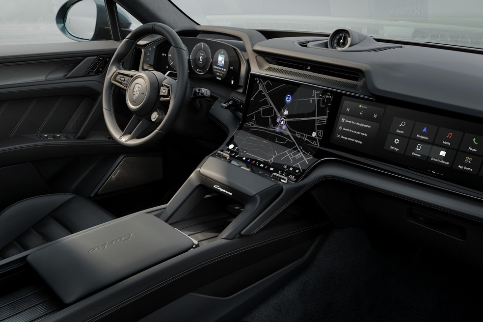 Novo Porsche Cayenne Elétrico tem painel com 'overdose' de telas — Foto: Divulgação