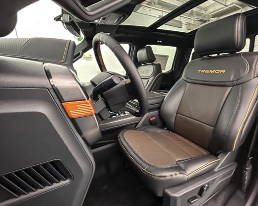 Ford F-150 Tremor 2025 - motorista e teto-solar
