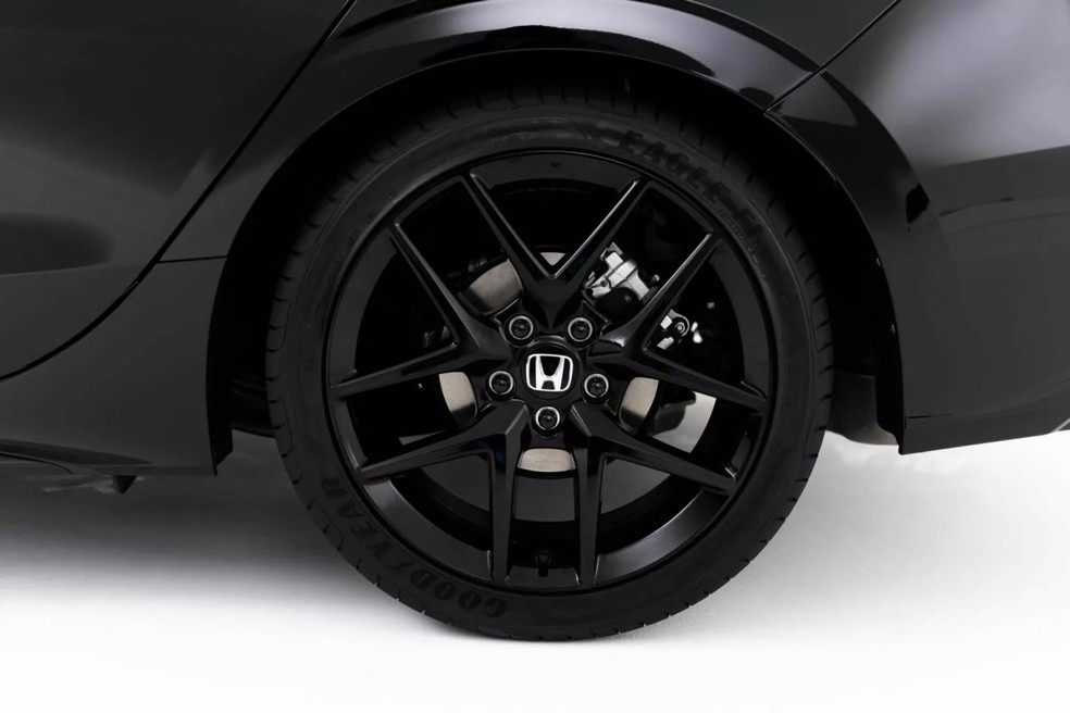 Roda do Honda Civic RS 2024 são de 18 polegadas calçadas por pneus 235/40 — Foto: Divulgação