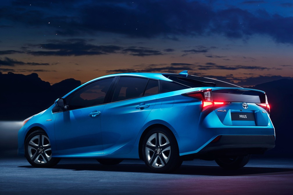 Novo Prius não tem mais as lanternas "escorrendo" pelo para-choque — Foto: Divulgação/Toyota