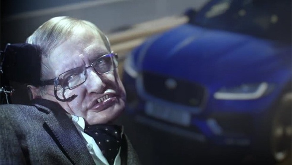 Stephen Hawking em comercial do novo Jaguar F-Pace (Foto: Reprodução) — Foto: Auto Esporte