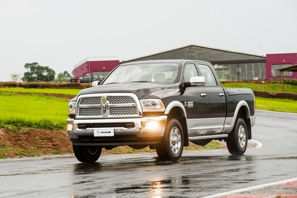 Os cromados continuam a ditar o estilo da RAM 2500 Laramie (Foto: Divulgação) — Foto: Auto Esporte