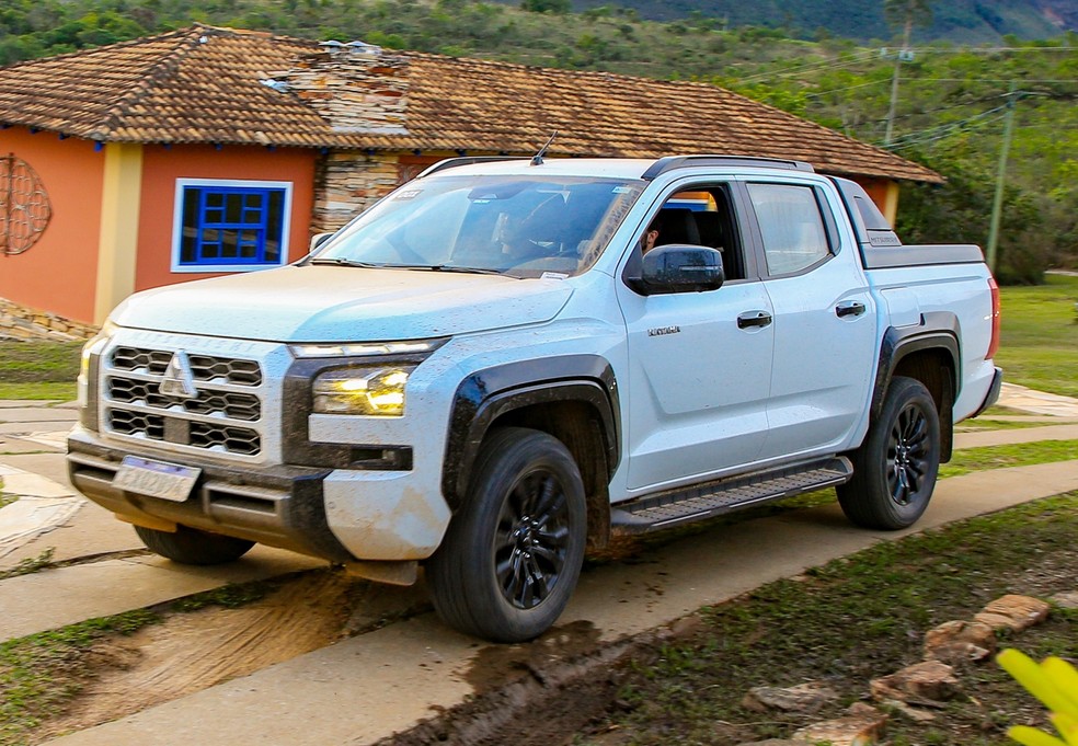 Nova Mitsubishi Triton Katana tem as divisões da grade na cor da carroceria — Foto: Divulgação