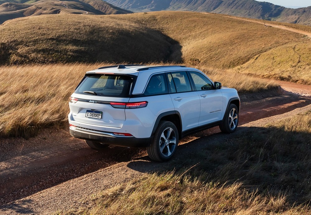 Jeep Grand Cherokee volta ao Brasil e faz quase 20 km/l para brigar com