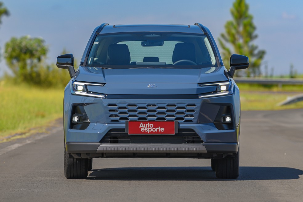Novo Toyota RAV4 2026 estreia nova identidade visual da marca no Brasil — Foto: Divulgação/Toyota