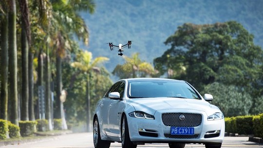 Para mostrar dirigibilidade afiada, Jaguar XJ enfrenta drone em vídeo