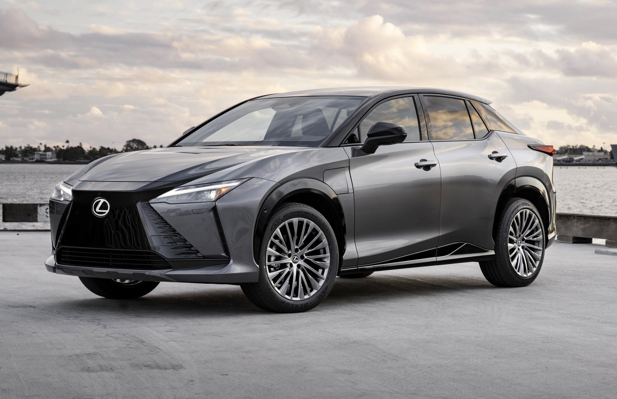Toyota terá primeiro carro elétrico no Brasil com a Lexus; saiba quando