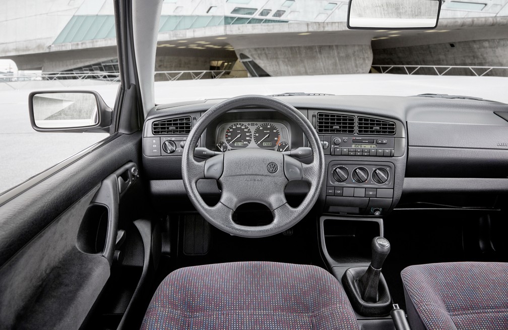 Interior do Volkswagen Golf geração 3 — Foto: Divulgação