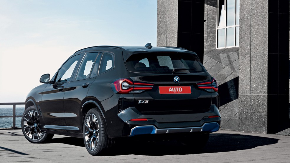 BMW iX3 é R$ 76 mil mais caro que a versão híbrida do X3 — Foto: Divulgação