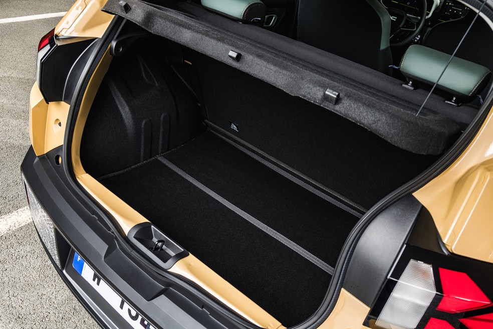 Renault Kwid E-Tech Spring Extreme tem 308 litros de capacidade no porta-malas  — Foto: Divulgação