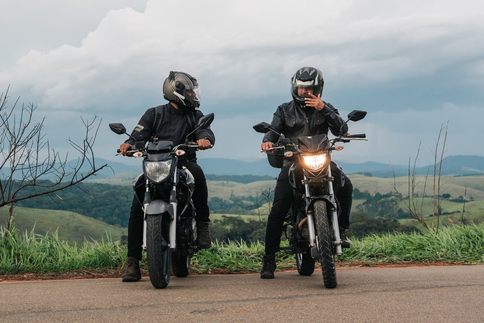 Para rodar nas cidades, o ideal é escolher uma moto em  que se consiga apoiar todo o pé no chão ao parar no semáforo, por exemplo — Foto: Getty Images