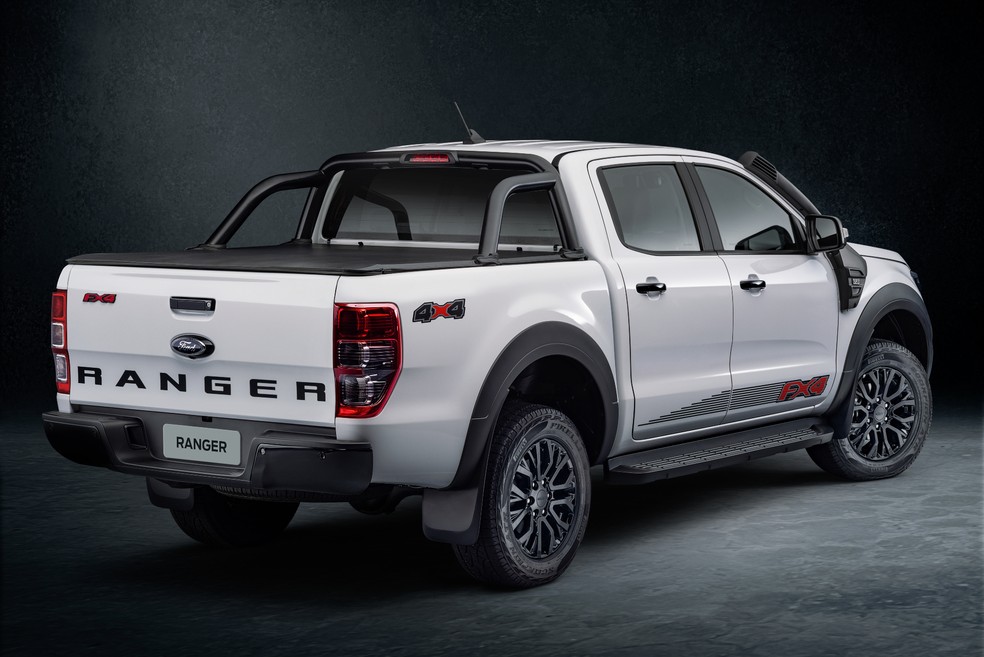 Ford Ranger FX4 tem lanternas escurecidas e para-choque com acabamento em preto brilhante — Foto: Divulgação