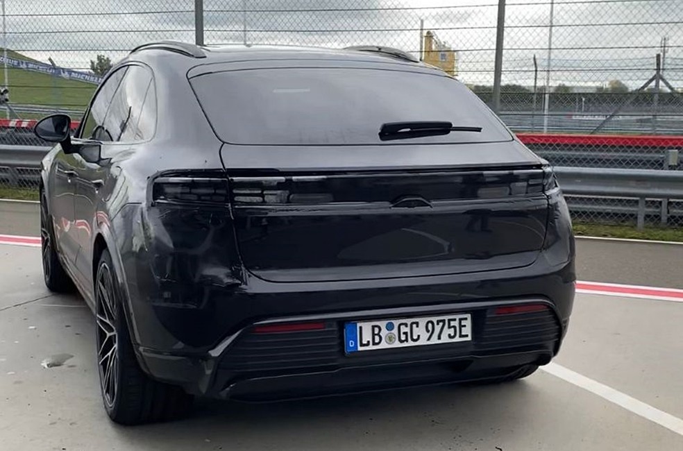 Porsche Macan elétrico ainda está parcialmente camuflado  — Foto: André Schaun