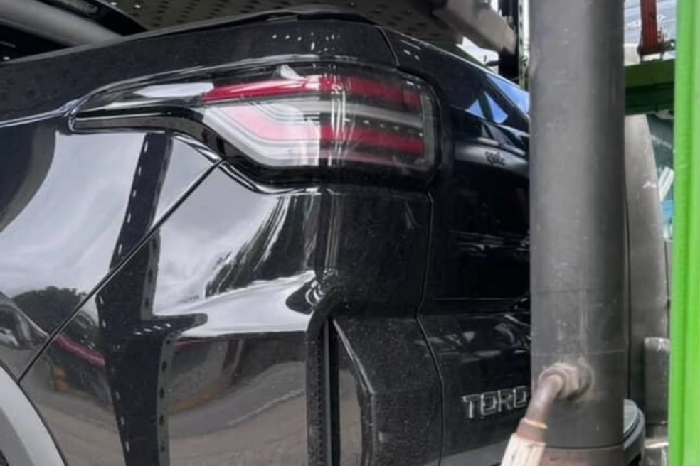 Pela primeira vez desde o lançamento, Fiat Toro receberá mudanças no desenho das lanternas — Foto: Reprodução/Instagram @jailzomaciel