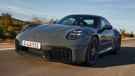 Porsche 911 híbrido estreia com 541 cv e já tem data para chegar ao Brasil